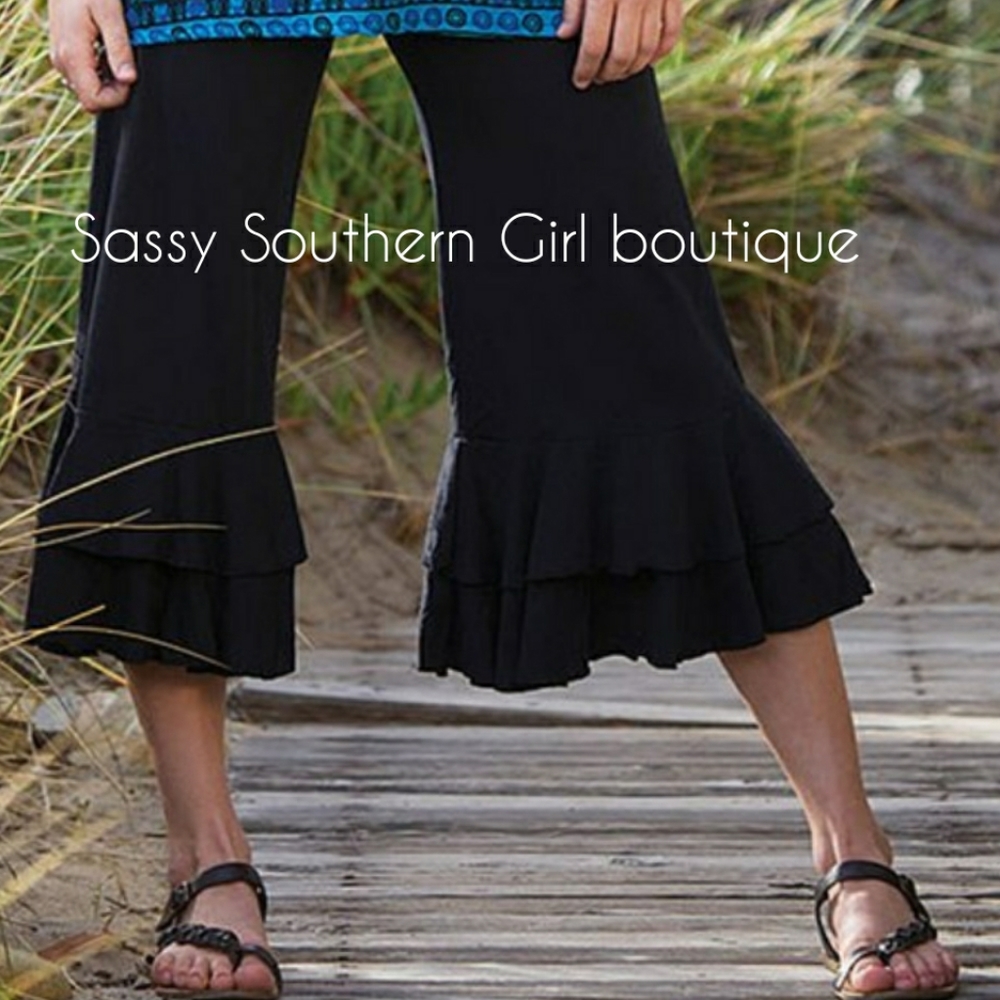 🆕⭐ Flirty boutiqu black double ruffle Capri pants